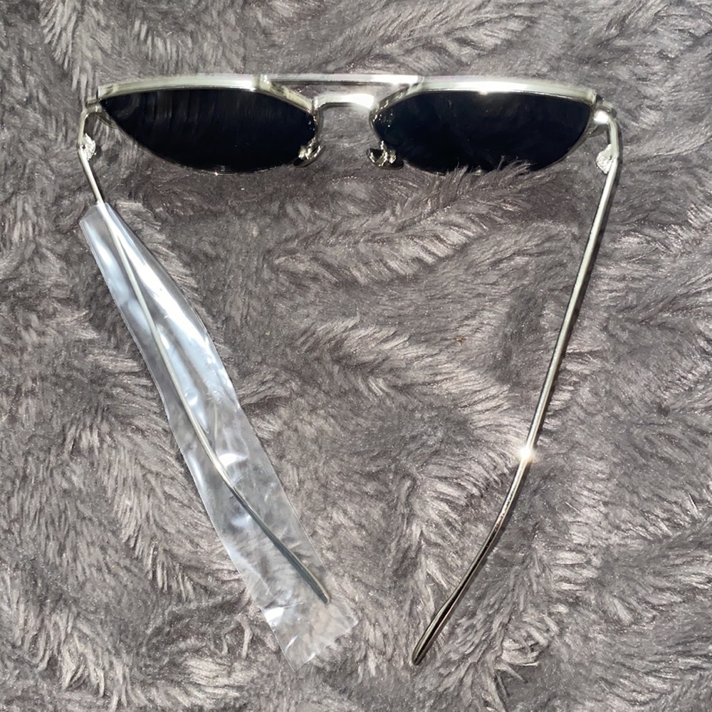 🌵Adorable Brand New mirrored sunglasses! - Picture 4 of 5
